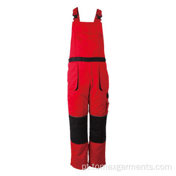 Vermelho com calças pretas de inverno